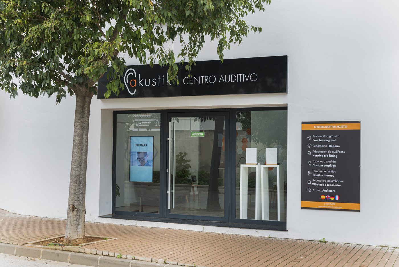 Fachada del centro auditivo Akustik en Jávea