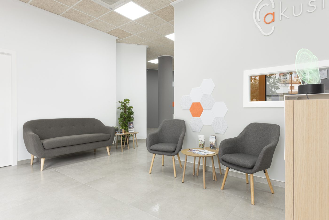 Sala de espera del centro auditivo Akustik en Jávea