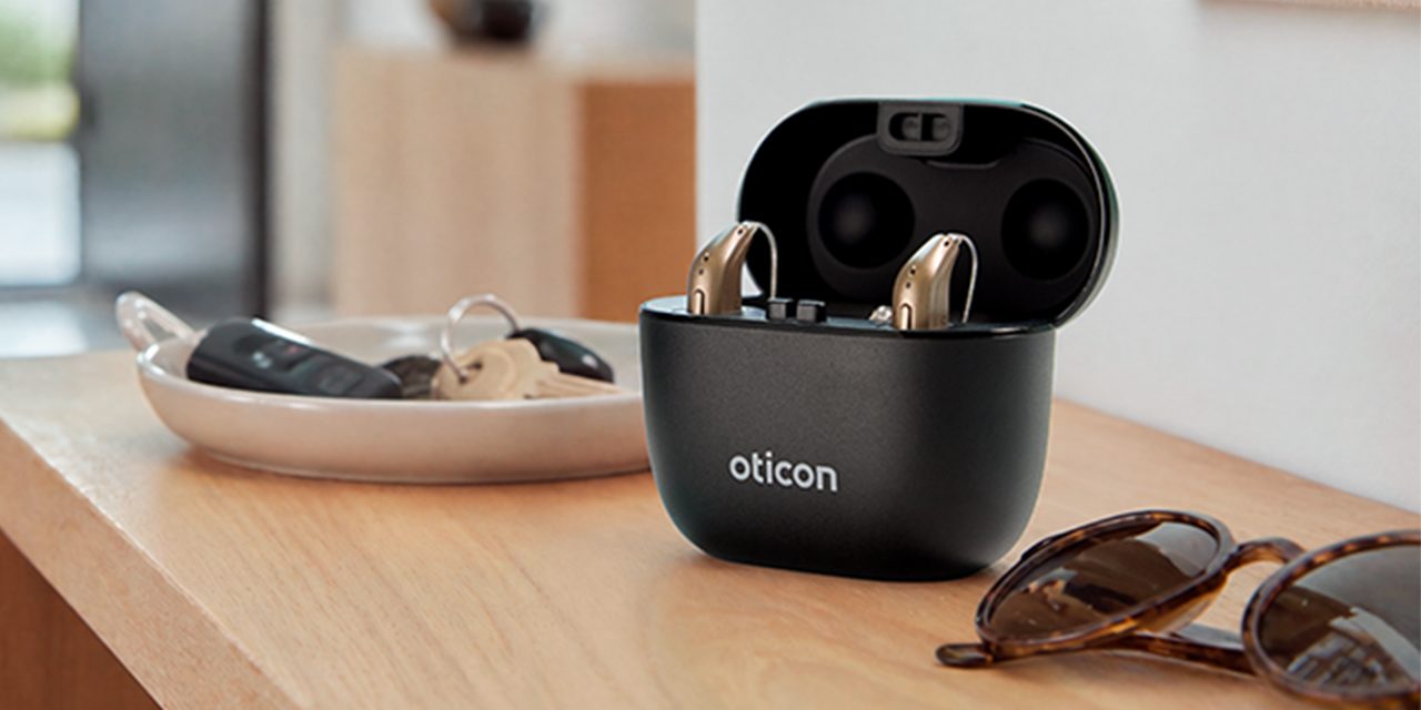 Cargador Oticon con dos audífonos Oticon Reveal