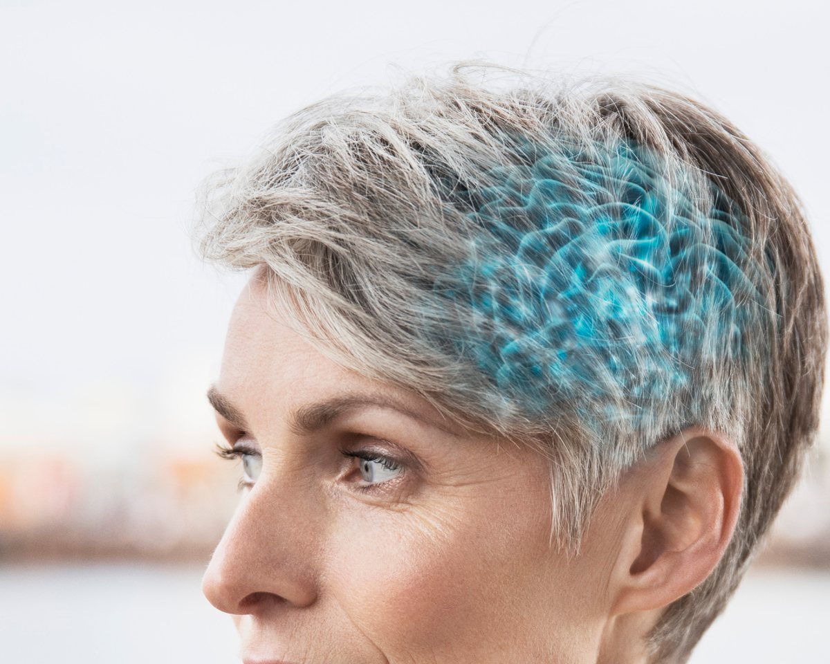 Mujer de perfil con el área auditiva del cerebro iluminada