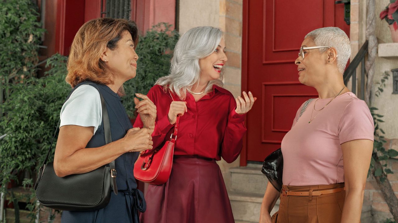 Drie vriendinnen in gesprek op straat