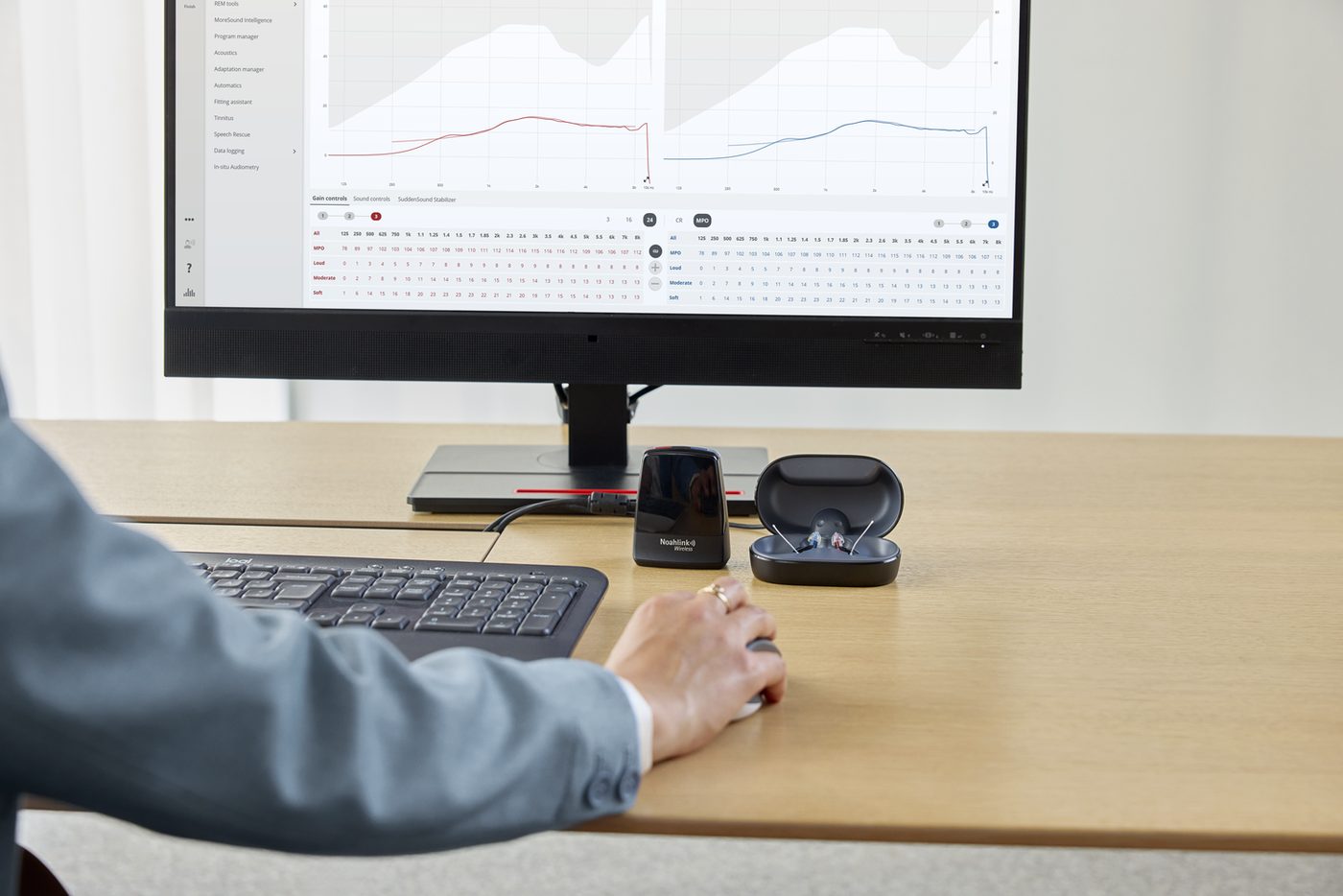 Aanpassoftware op het scherm met de curve van het hoortoestel