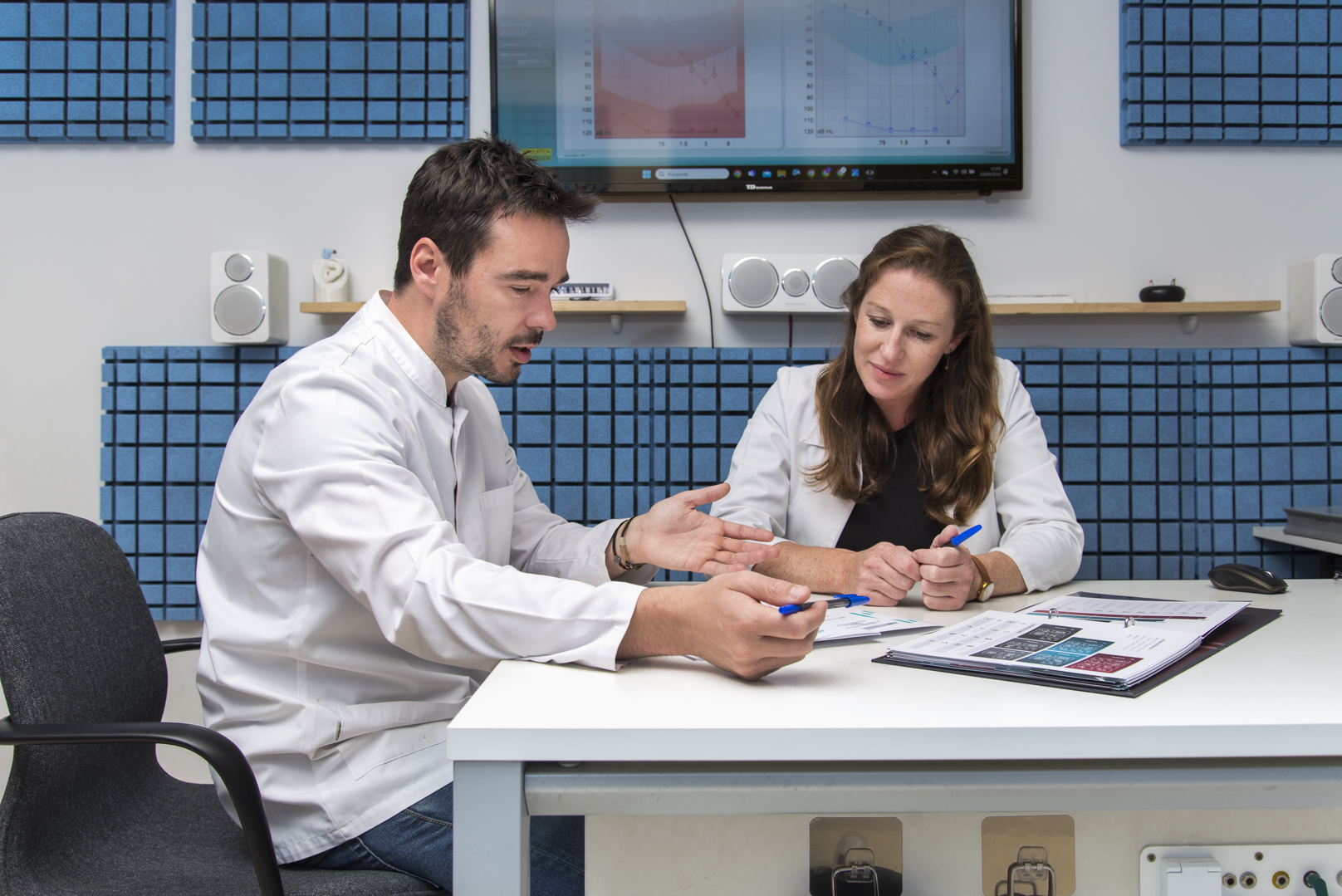 Hearing care professionals with an audiogram on screen in Moraira