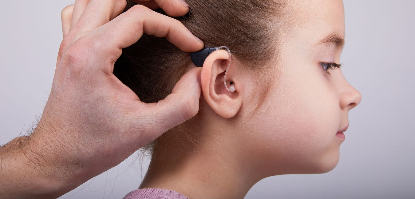 Diferencias audífonos de canal retroauricular y RIC